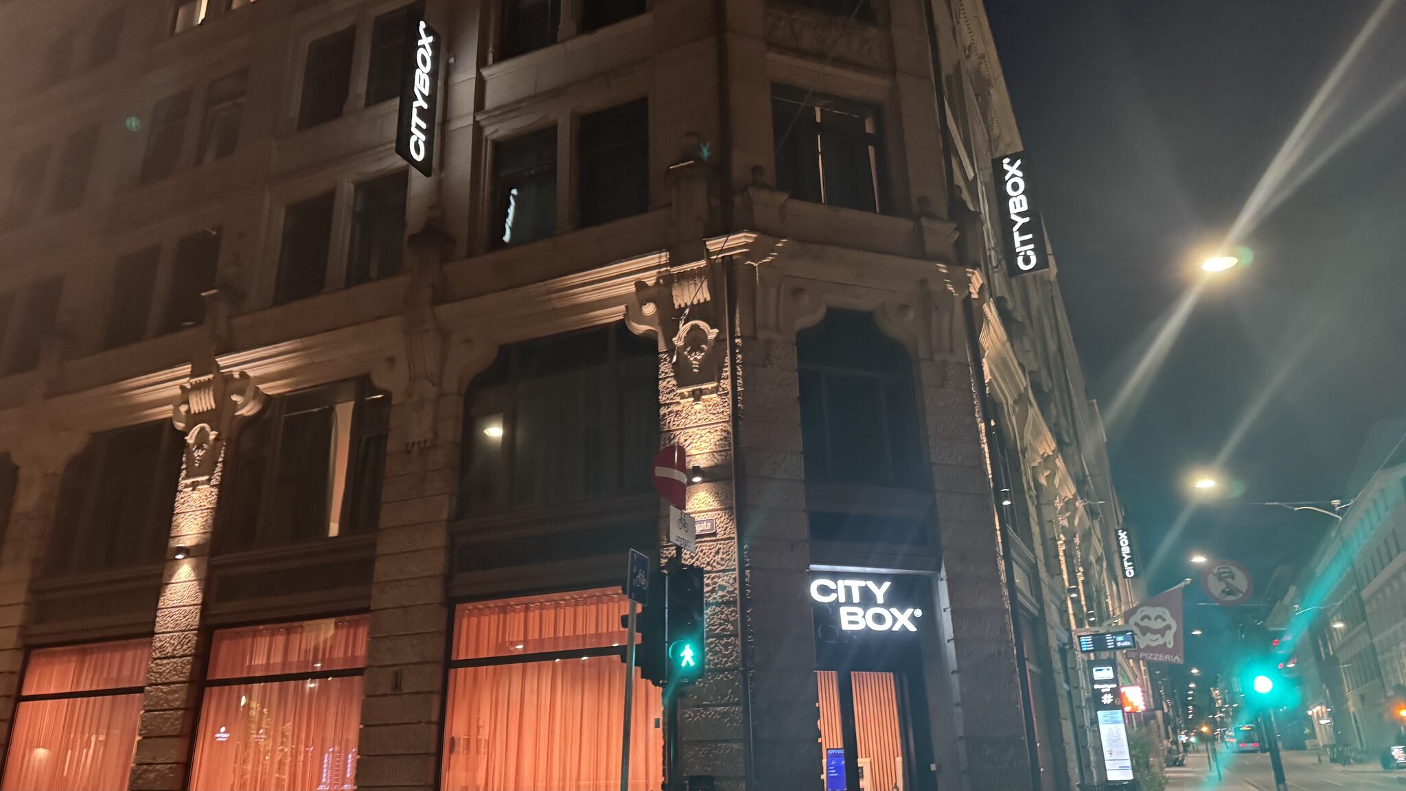 거의 새벽 1시가 되어서야 도착한 City box Oslo